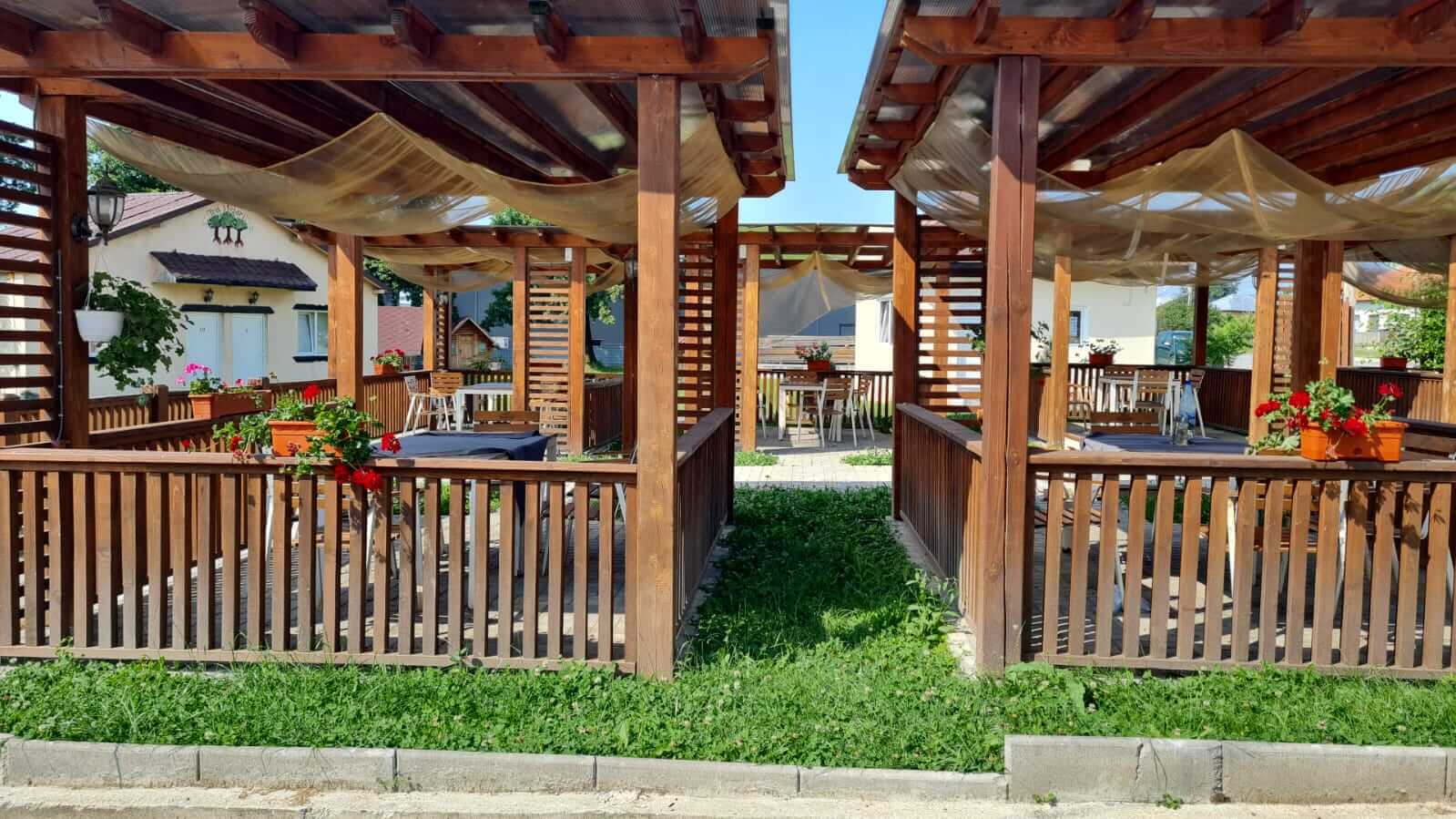 Popasul TREI STEJARI (Restaurant Casa Horezeana)